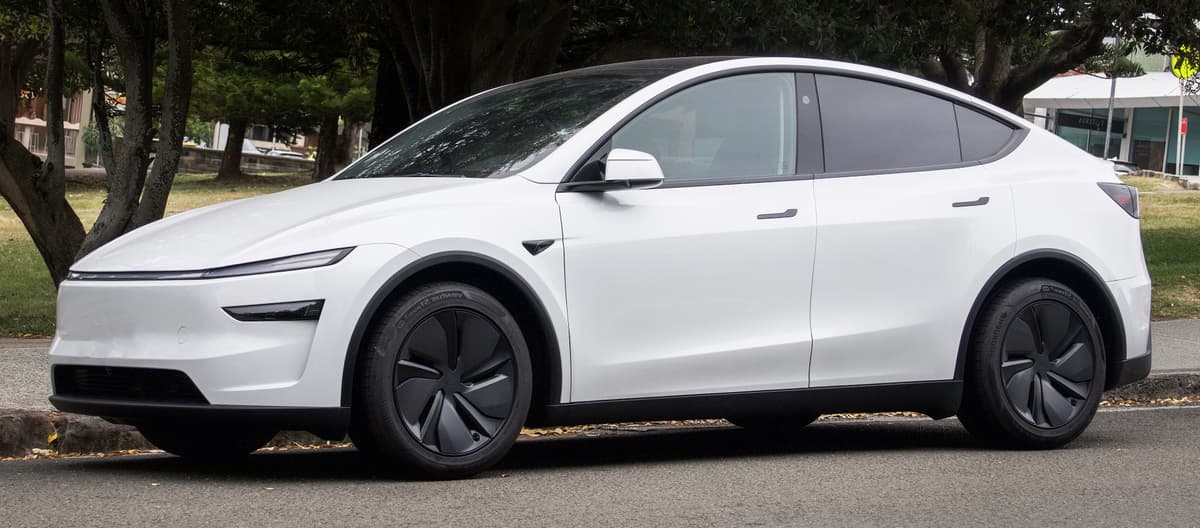 Tesla Model Y לבנה, רכב הלימוד